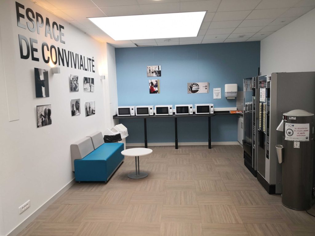 Espace de convivialité à l'IFAS d'Angers, avec des tables et des chaises disposées pour des moments de détente et d'échanges entre les étudiants