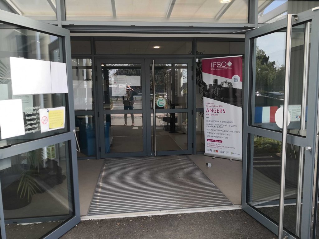 Entrée principale de l'IFAS d'Angers, avec des portes vitrées et un panneau indiquant le nom de l'institut