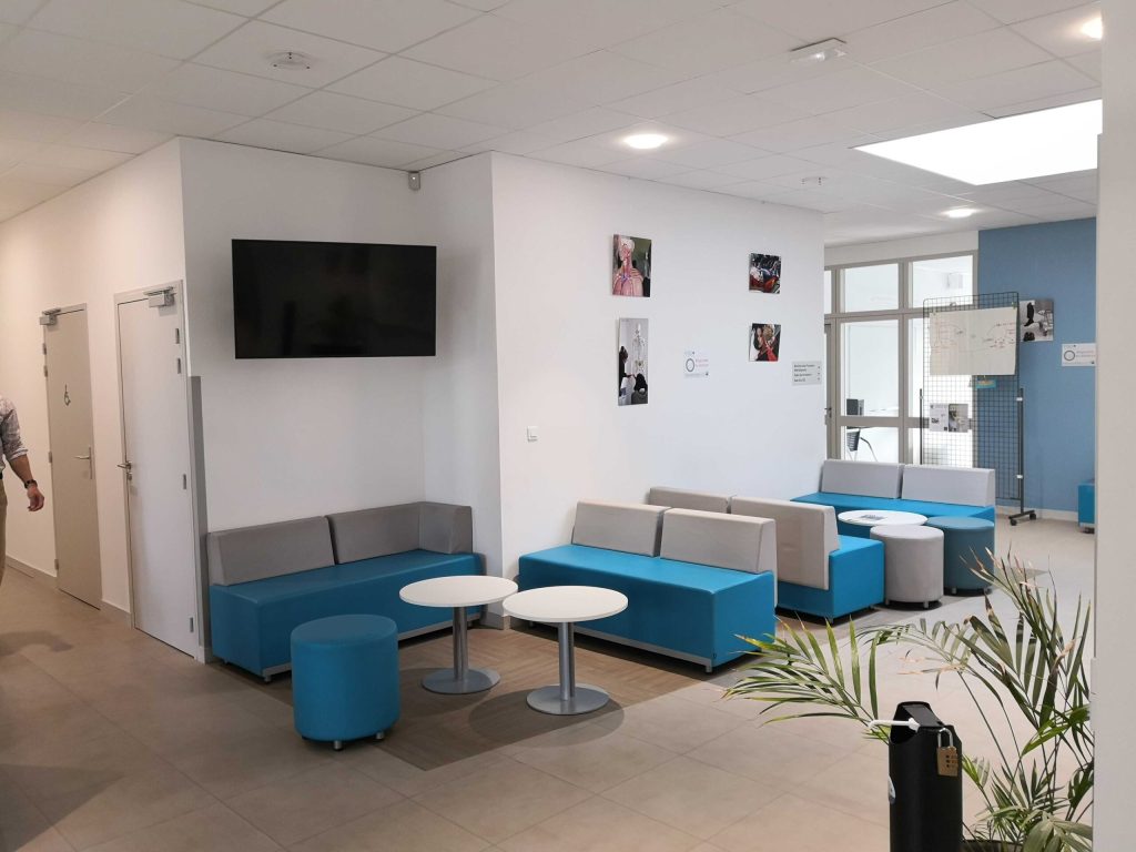 Salle de détente de l'IFAS d'Angers, équipée de canapés et de tables basses, offrant un espace confortable pour les étudiants.
