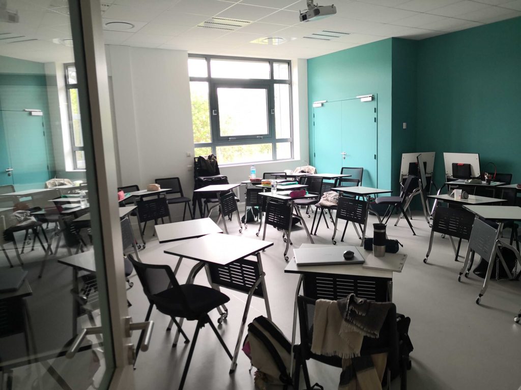 Salle de cours de l'IFAS d'Angers, avec des bureaux