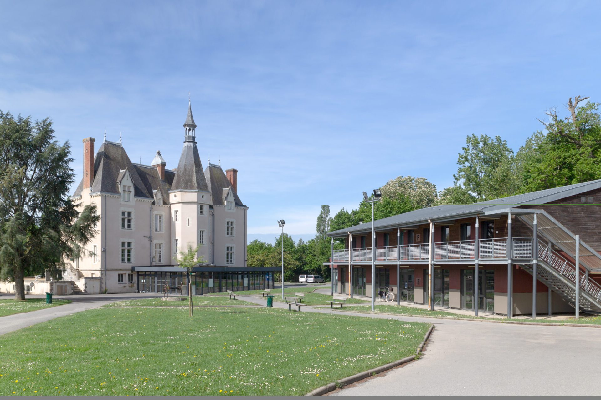 Vue extérieure centre de Bain-de-Bretagne, avec des espaces verts autour