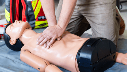 Formation AFGSU avec un formateur effectuant un massage cardiaque sur un mannequin de réanimation
