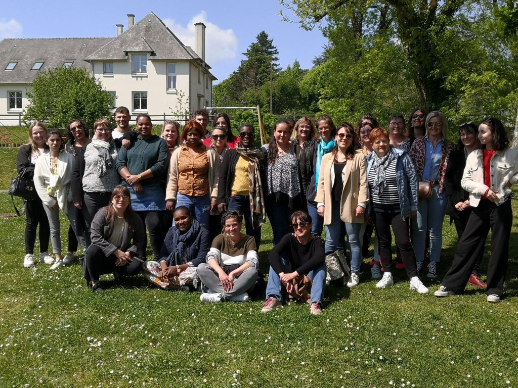 Photo de groupe de l'équipe des formateurs et de la direction à l'IFAS de Bain-de-Bretagne