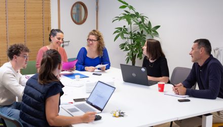 Réunion de travail à l'IFSO, avec des formateurs et des responsables discutant autour d'une table,
