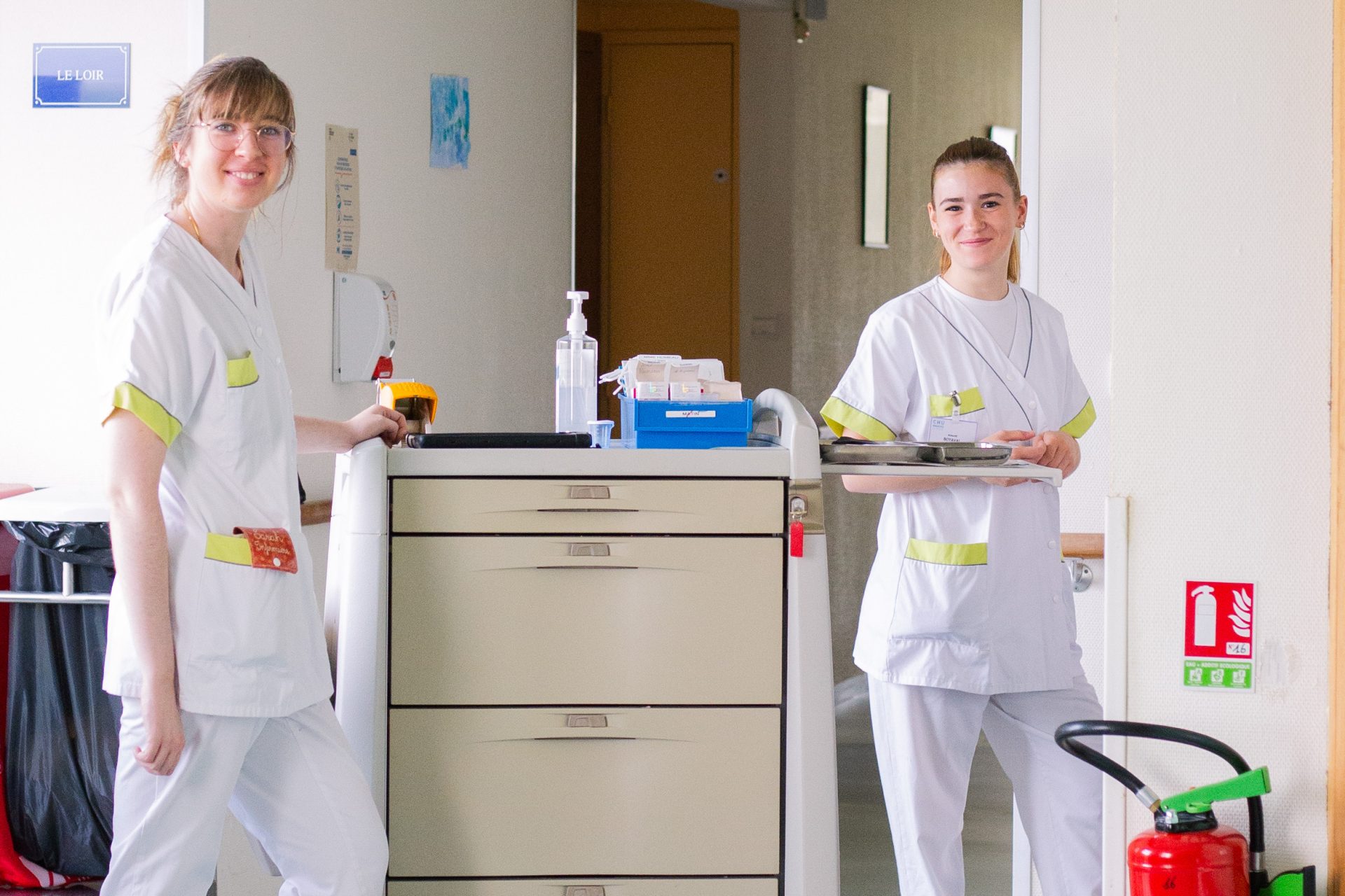 photo aide-soignante et infirmière