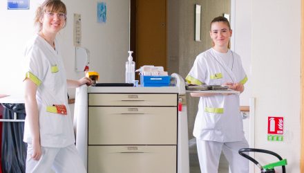 photo aide-soignante et infirmière
